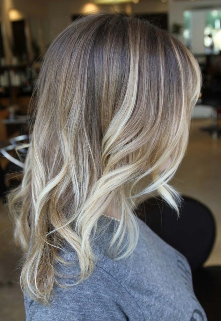 (+201 fotos) Balayage em cabelo castanho claro de comprimento médio