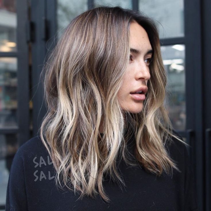 (+201 fotos) Balayage em cabelo castanho claro de comprimento médio