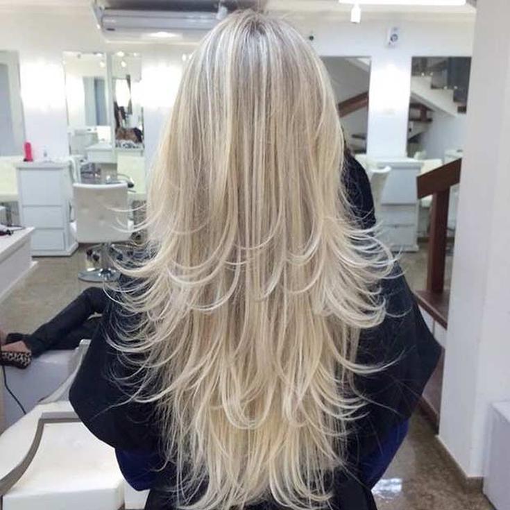 (+150 foto) Corte de cabelo em cascata para cabelos longos com franja