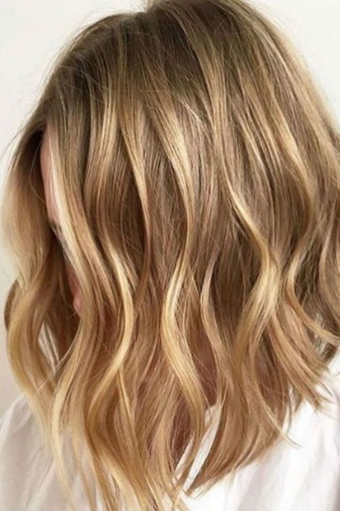 (+201 fotos) Balayage em cabelo castanho claro de comprimento médio