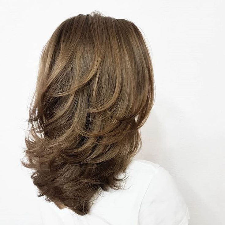 (+165 fotos) Corte de cabelo em cascata dupla para cabelos escuros de comprimento médio