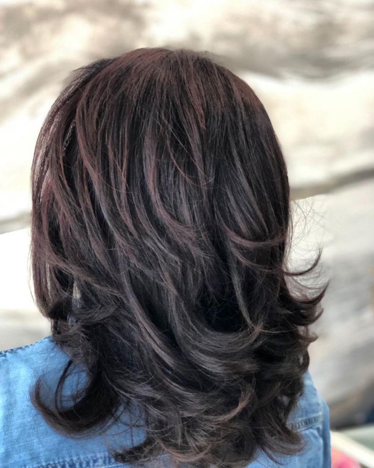 (+165 fotos) Corte de cabelo em cascata dupla para cabelos escuros de comprimento médio