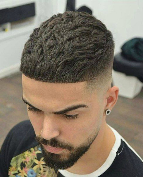 Corte de cabelo moderno César e suas características