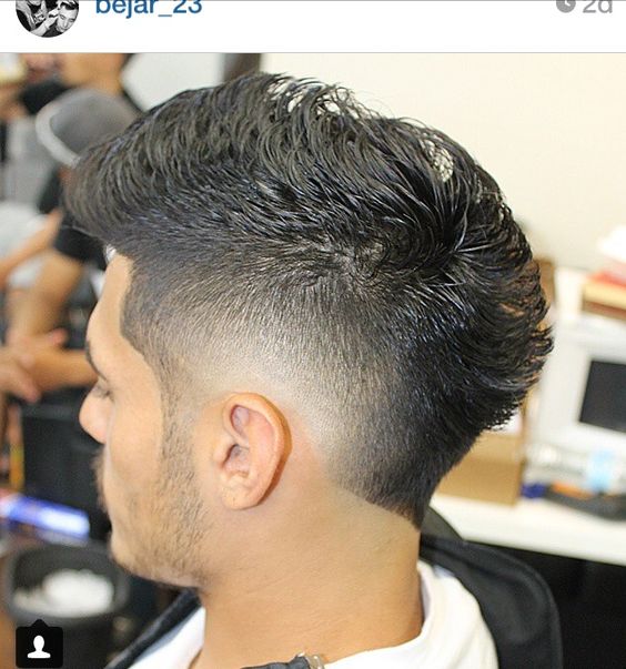 Corte de cabelo moicano de homens extraordinários e ousados