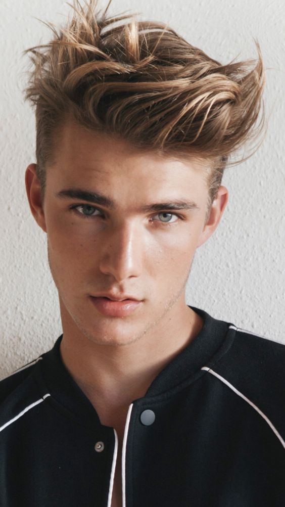 Penteados masculinos para rosto triangular