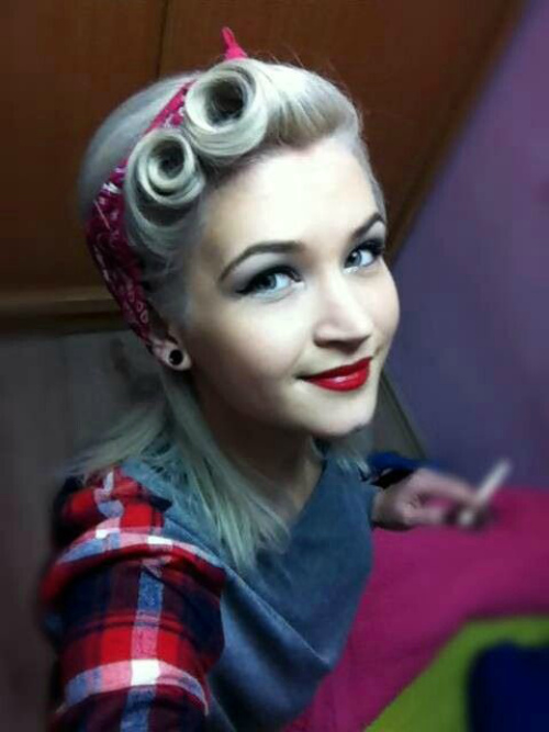 Penteados de pin-up para cabelos de comprimento médio