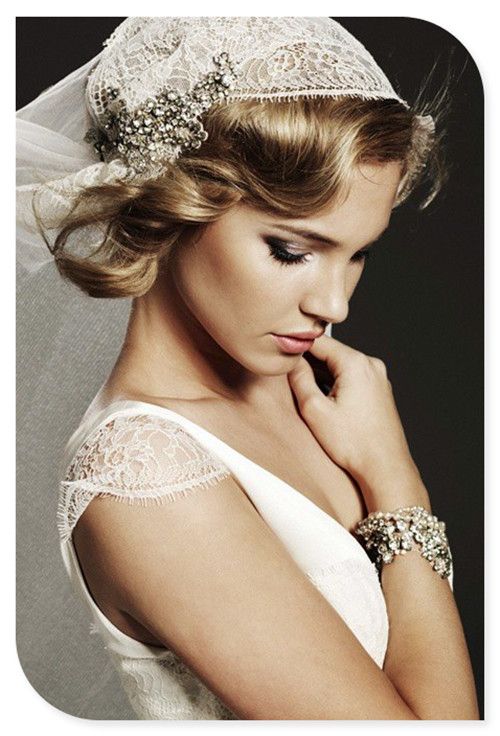 Penteados de casamento com cachos combinados para cabelos médios com véu