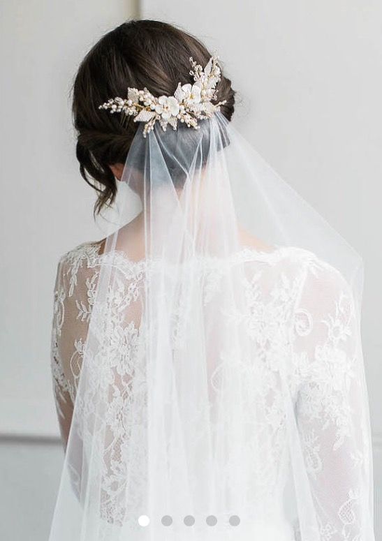 Penteados de casamento com cachos combinados para cabelos médios com véu