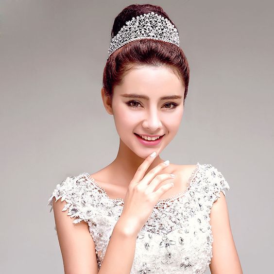 Penteados de casamento com tiara para cabelos de comprimento médio