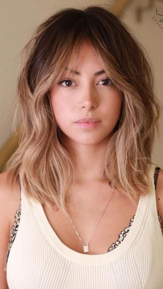 Penteados femininos para cabelos longos para um rosto redondo