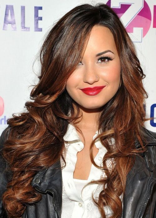 Penteados femininos para cabelos longos para um rosto redondo