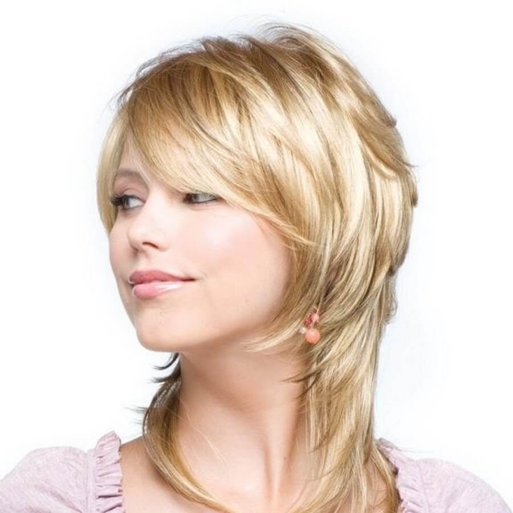 (+180 foto) Cascata de corte de cabelo para um rosto redondo