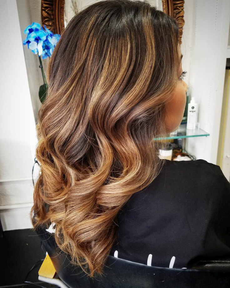 Luzes californianas em cabelos escuros