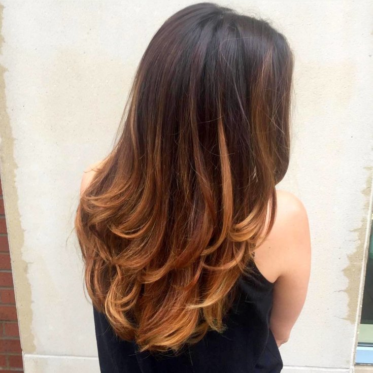 Luzes californianas em cabelos escuros