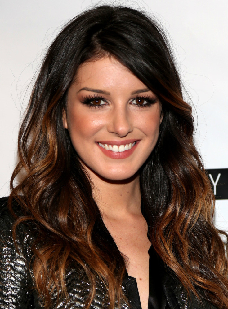 Luzes californianas em cabelos escuros