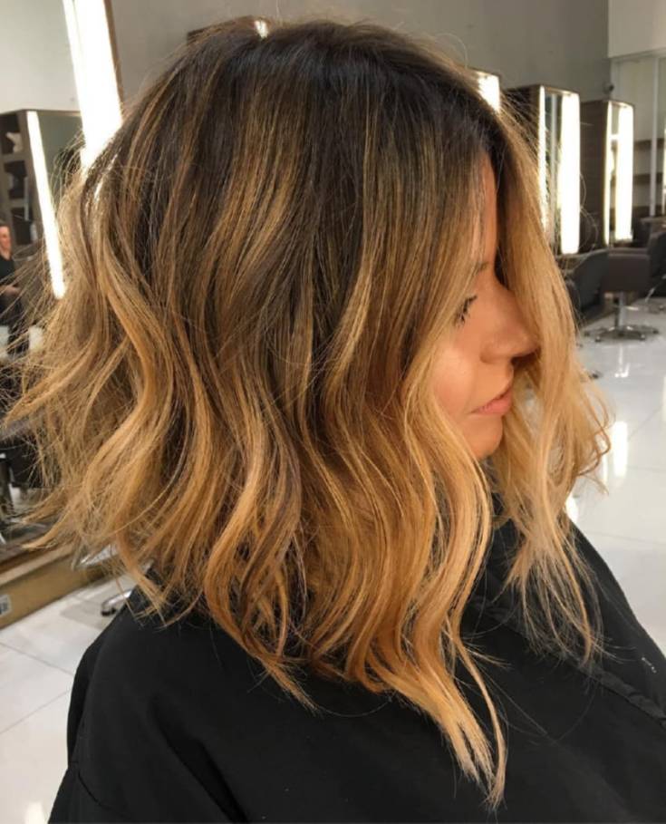 Luzes californianas em cabelos escuros