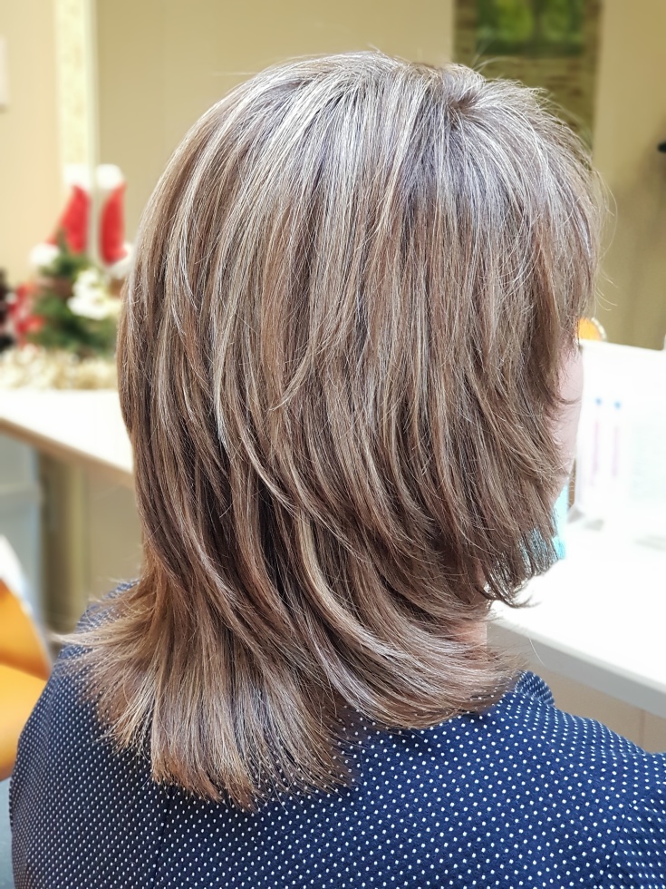 (+135 fotos) Cascata graduada para cabelos médios