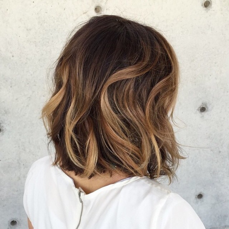 Luzes californianas em cabelos escuros