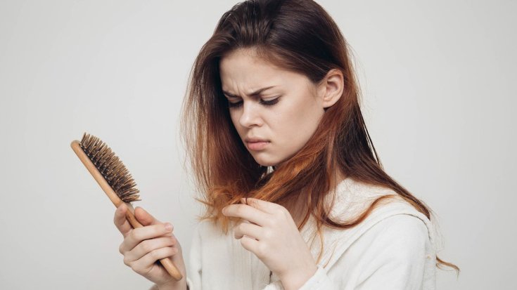 Causas de queda de cabelo em mulheres após os 40