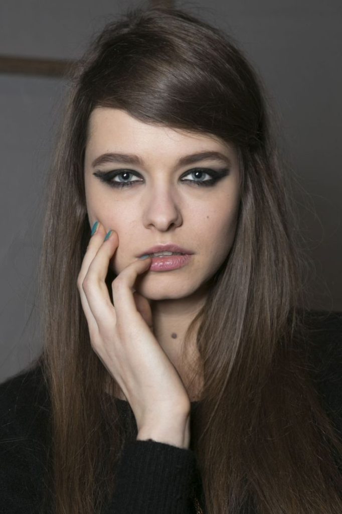 Foto colorida de cabelo loiro escuro