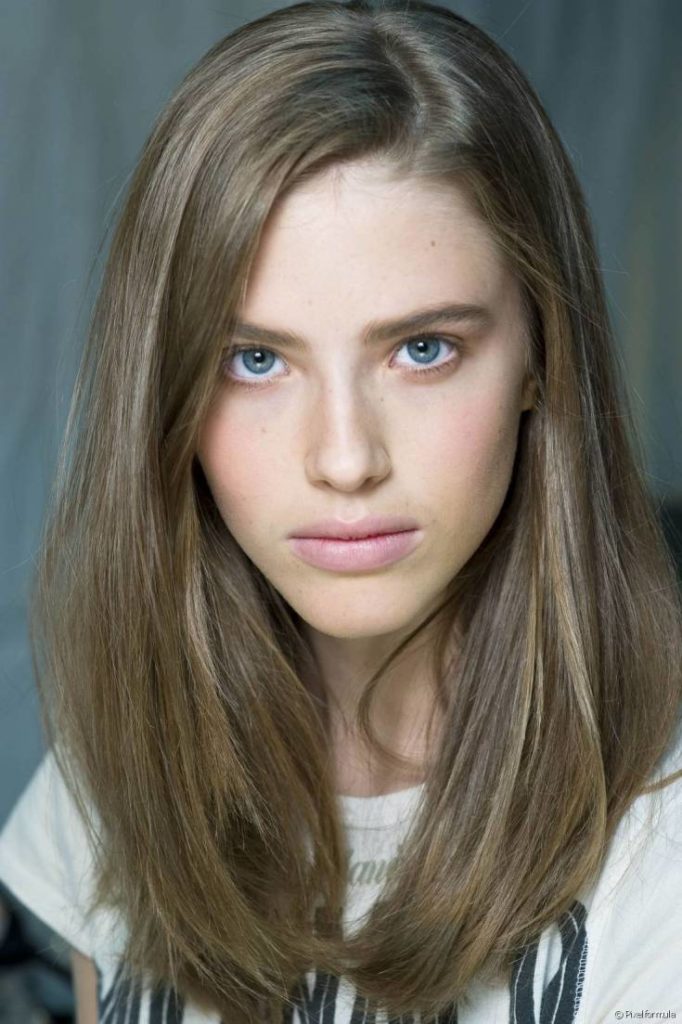 Foto colorida de cabelo loiro escuro