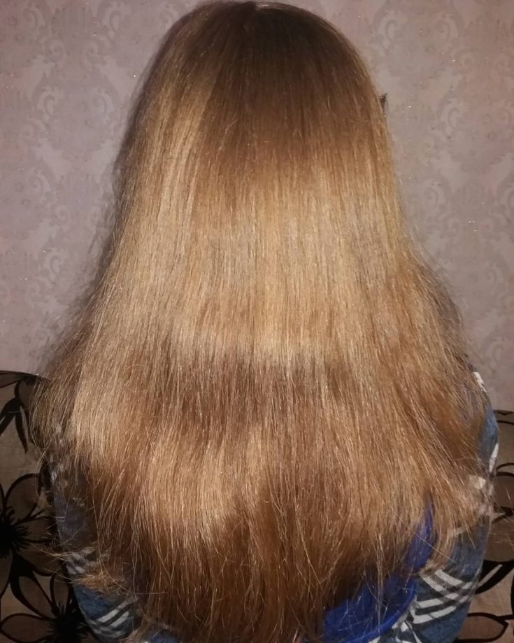 Foto colorida de cabelo loiro dourado