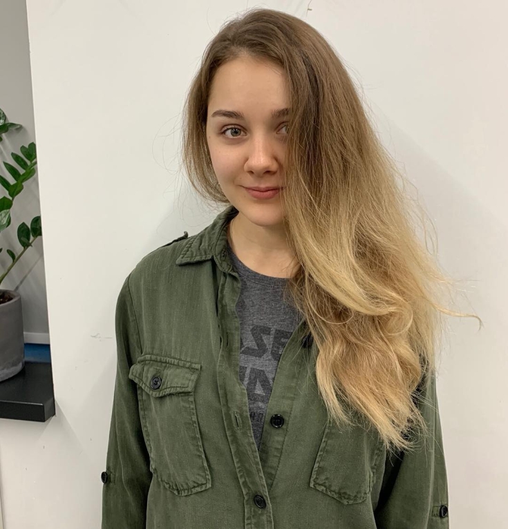 Foto colorida de cabelo loiro dourado