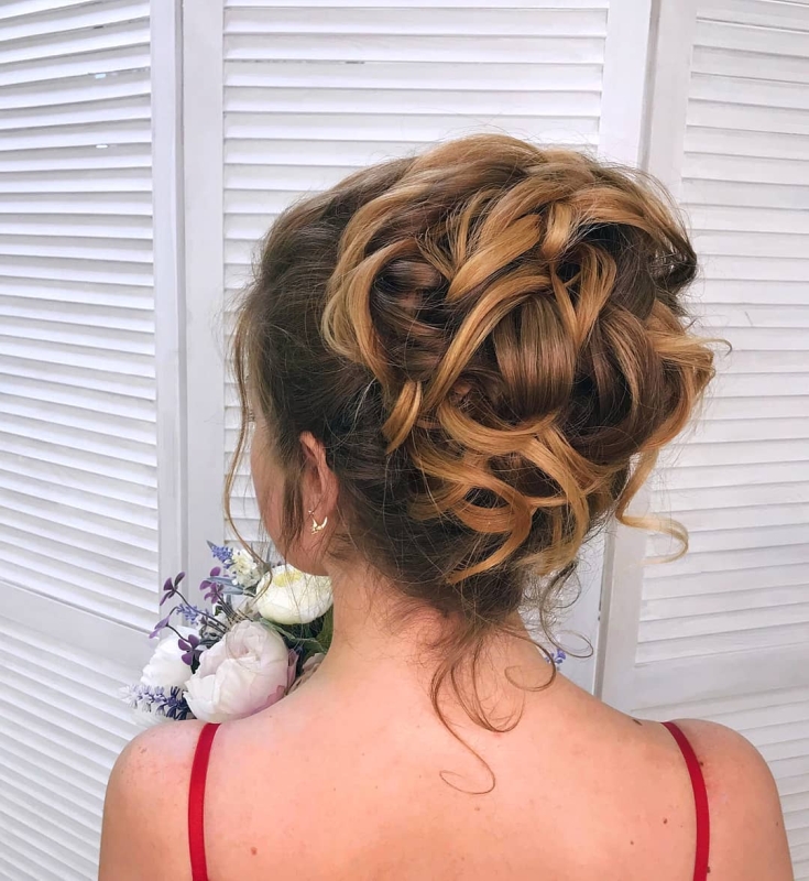 Foto colorida de cabelo loiro dourado