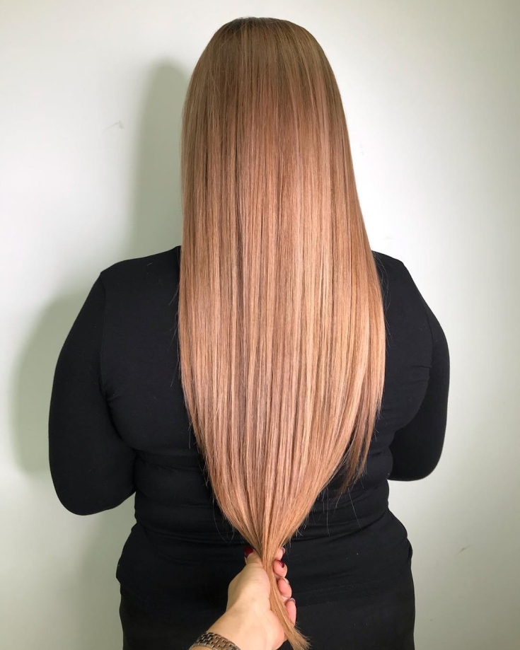 Foto colorida de cabelo loiro dourado