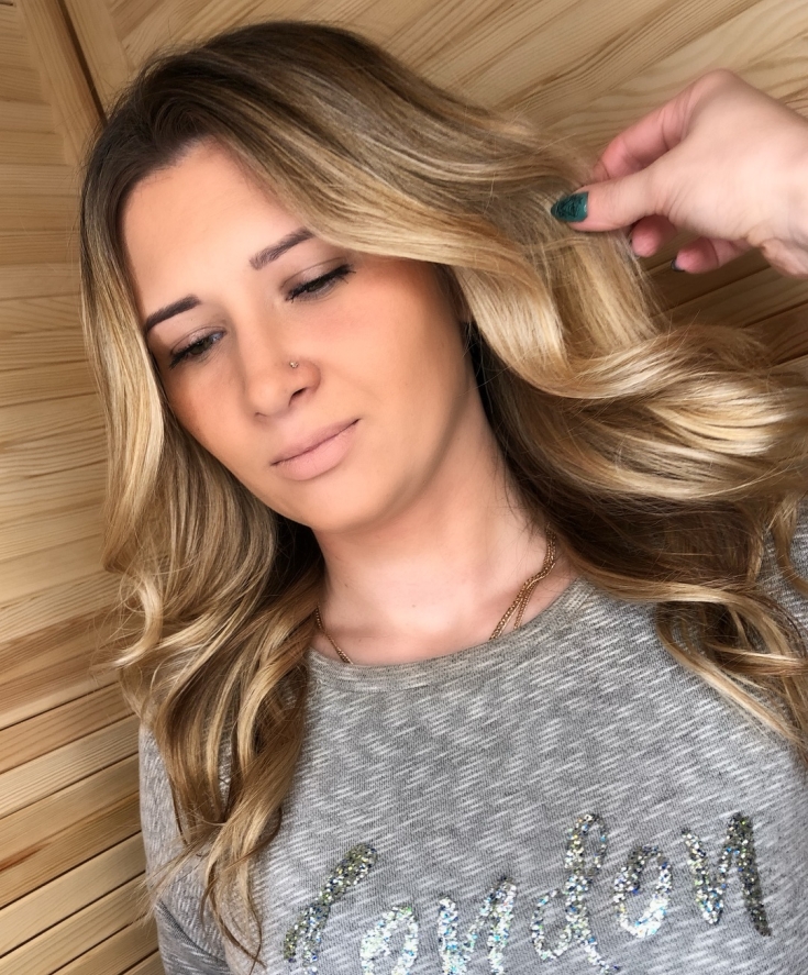 Foto colorida de cabelo loiro dourado