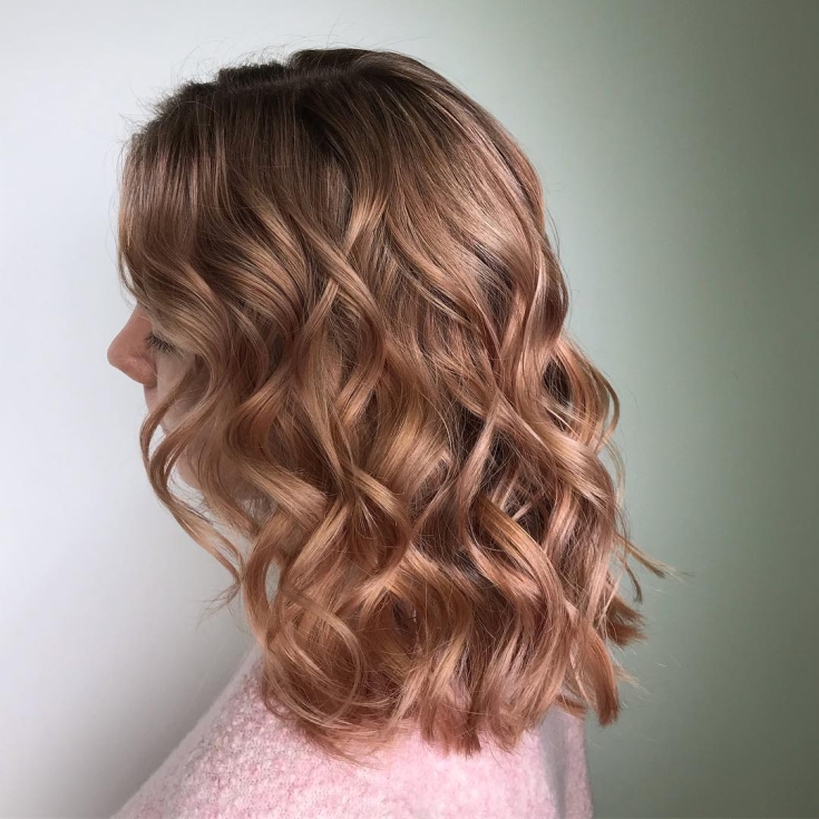 Foto colorida de cabelo loiro dourado