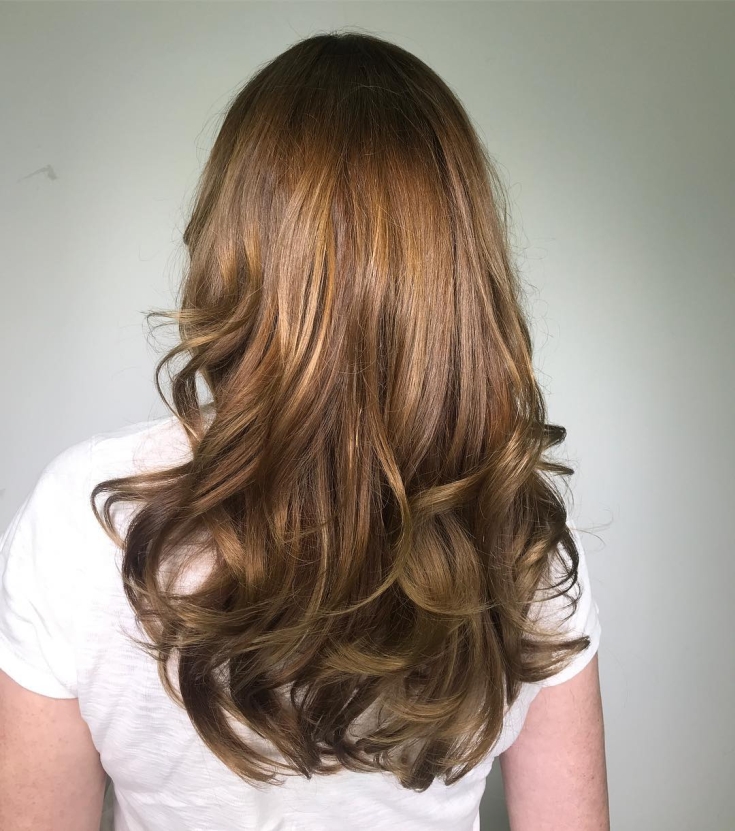 Foto colorida de cabelo loiro dourado