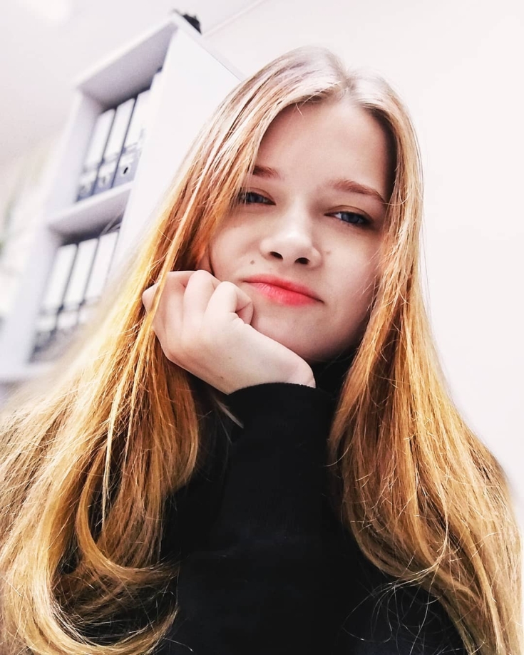 Foto colorida de cabelo loiro dourado