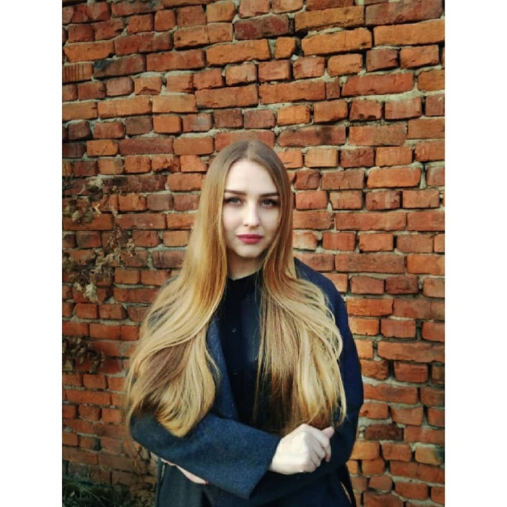 Foto colorida de cabelo loiro dourado