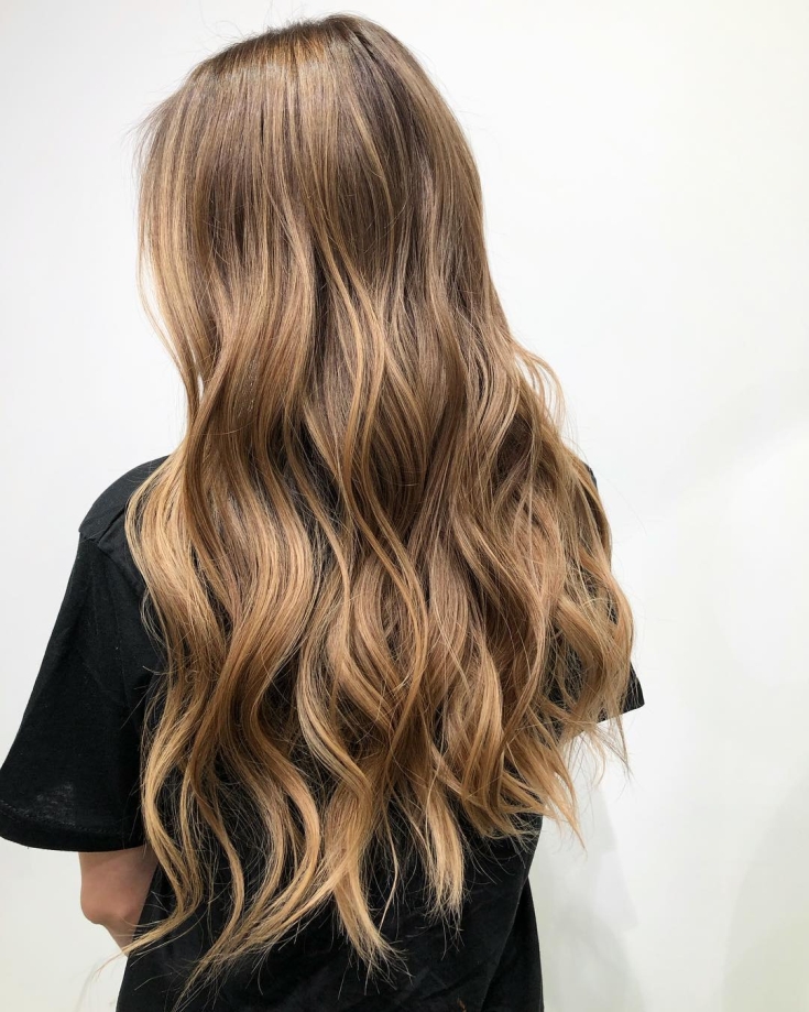 Foto colorida de cabelo loiro dourado