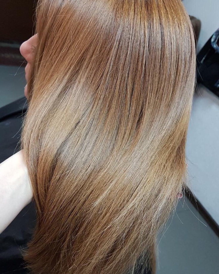 Foto colorida de cabelo loiro dourado