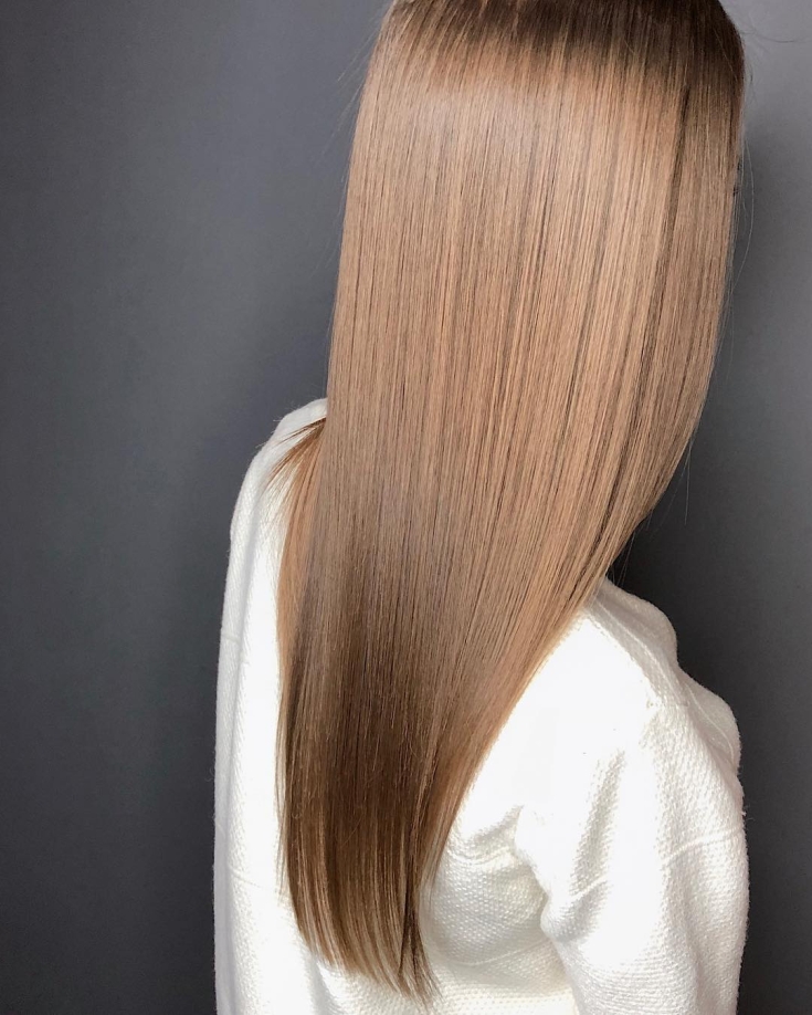 Foto colorida de cabelo loiro dourado