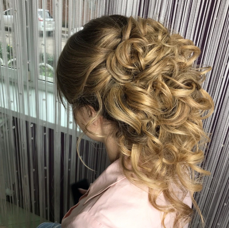 Foto colorida de cabelo loiro dourado