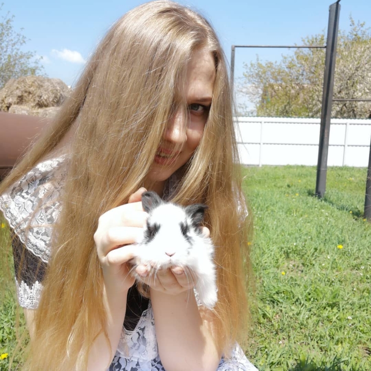 Foto colorida de cabelo loiro dourado