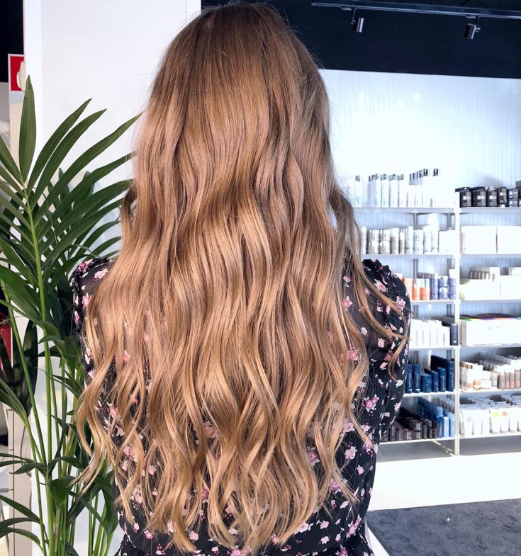 Foto colorida de cabelo loiro dourado