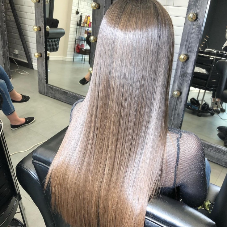 Foto colorida de cabelo loiro dourado