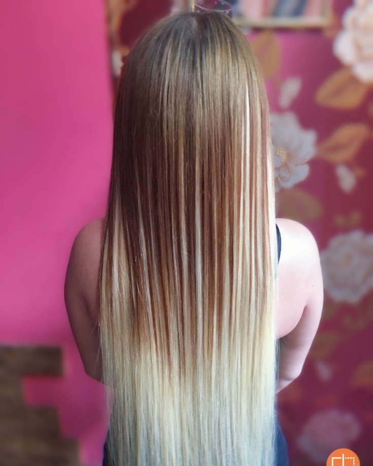 Foto colorida de cabelo loiro dourado