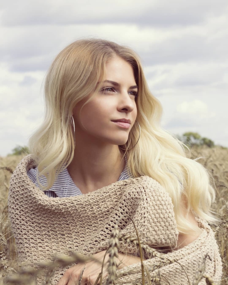 Foto colorida de cabelo loiro dourado