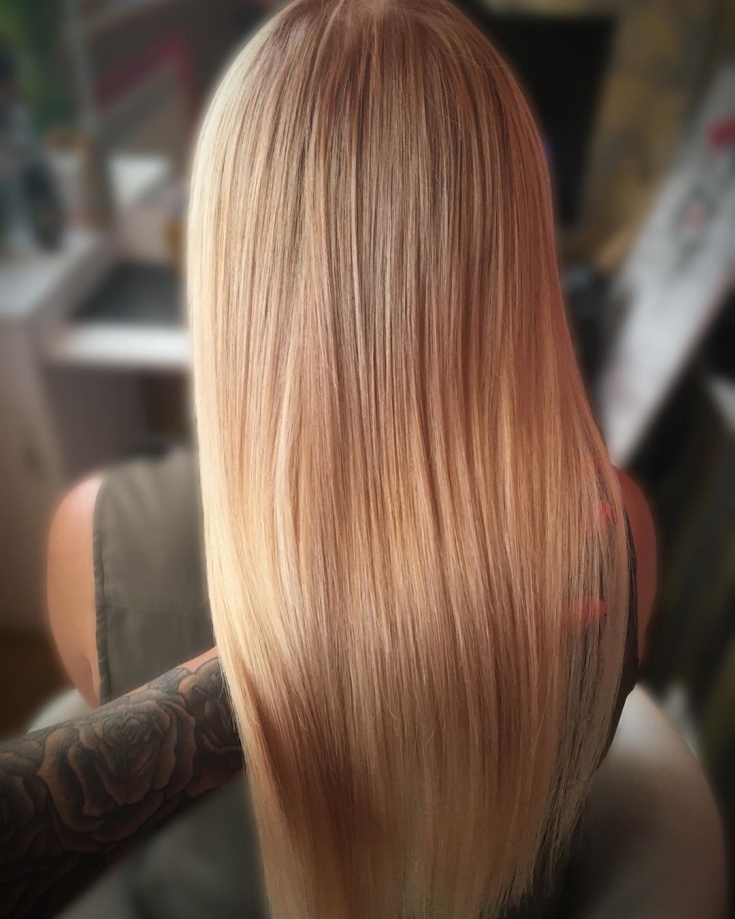 Foto colorida de cabelo loiro dourado