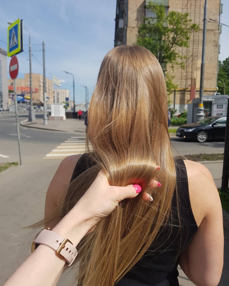 Foto colorida de cabelo loiro dourado