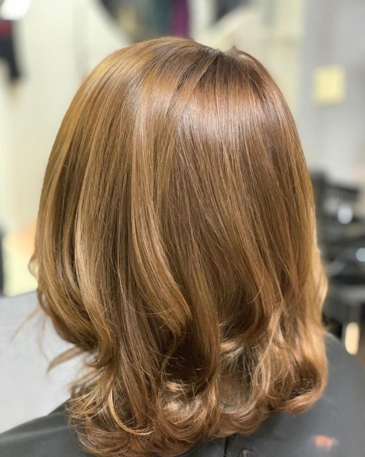 Foto colorida de cabelo loiro dourado