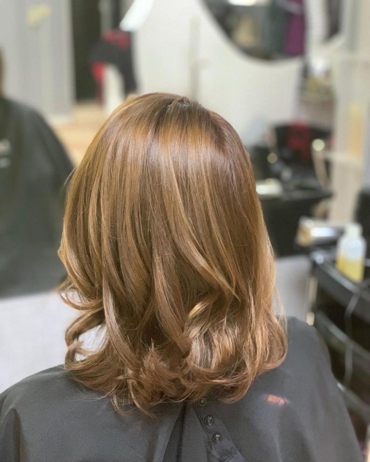 Foto colorida de cabelo loiro dourado