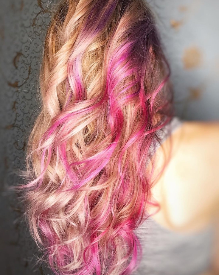 Cabelo loiro rosa