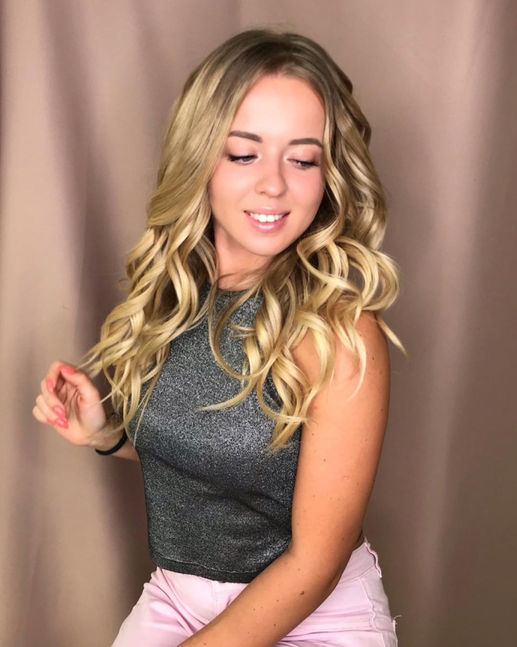 Foto colorida de cabelo loiro dourado