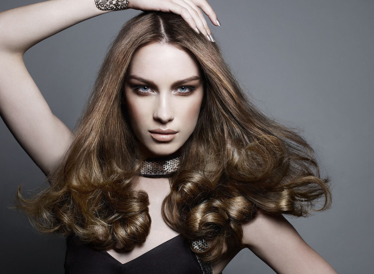 Foto colorida de cabelo loiro escuro